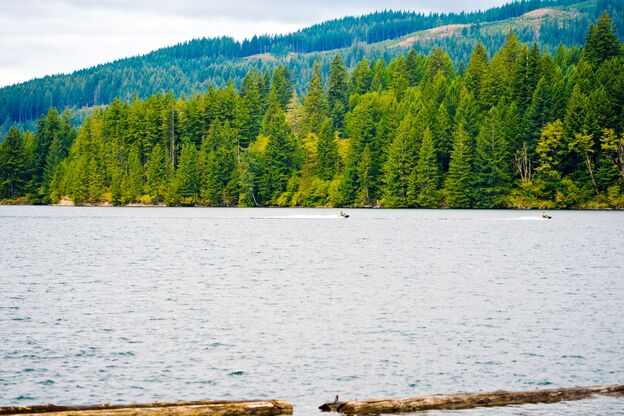 Wassersport auf dem Lake Merwin in Washington Wassersport auf dem Lake Merwin in Washington