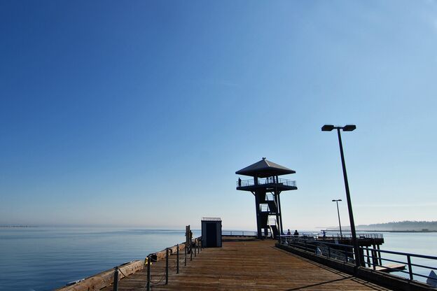 Blauer Himmel über dem Pier von Port Angeles Blauer Himmel über dem Pier von Port Angeles