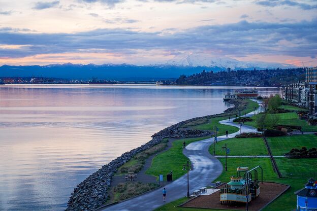 Uferpromenade in Tacoma vor dem Mount Rainier
