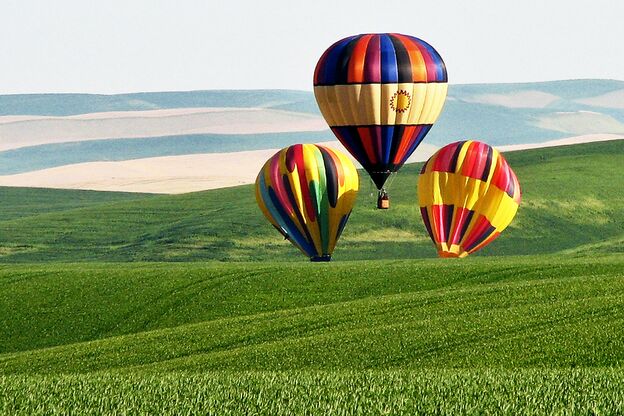 Heißluftballons startet auf einem Feld in Yakima Heißluftballons startet auf einem Feld in Yakima