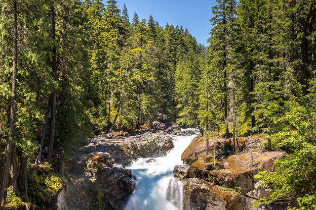 Der Silver Falls Wasserfall im Mount Rainier National Park in Washington