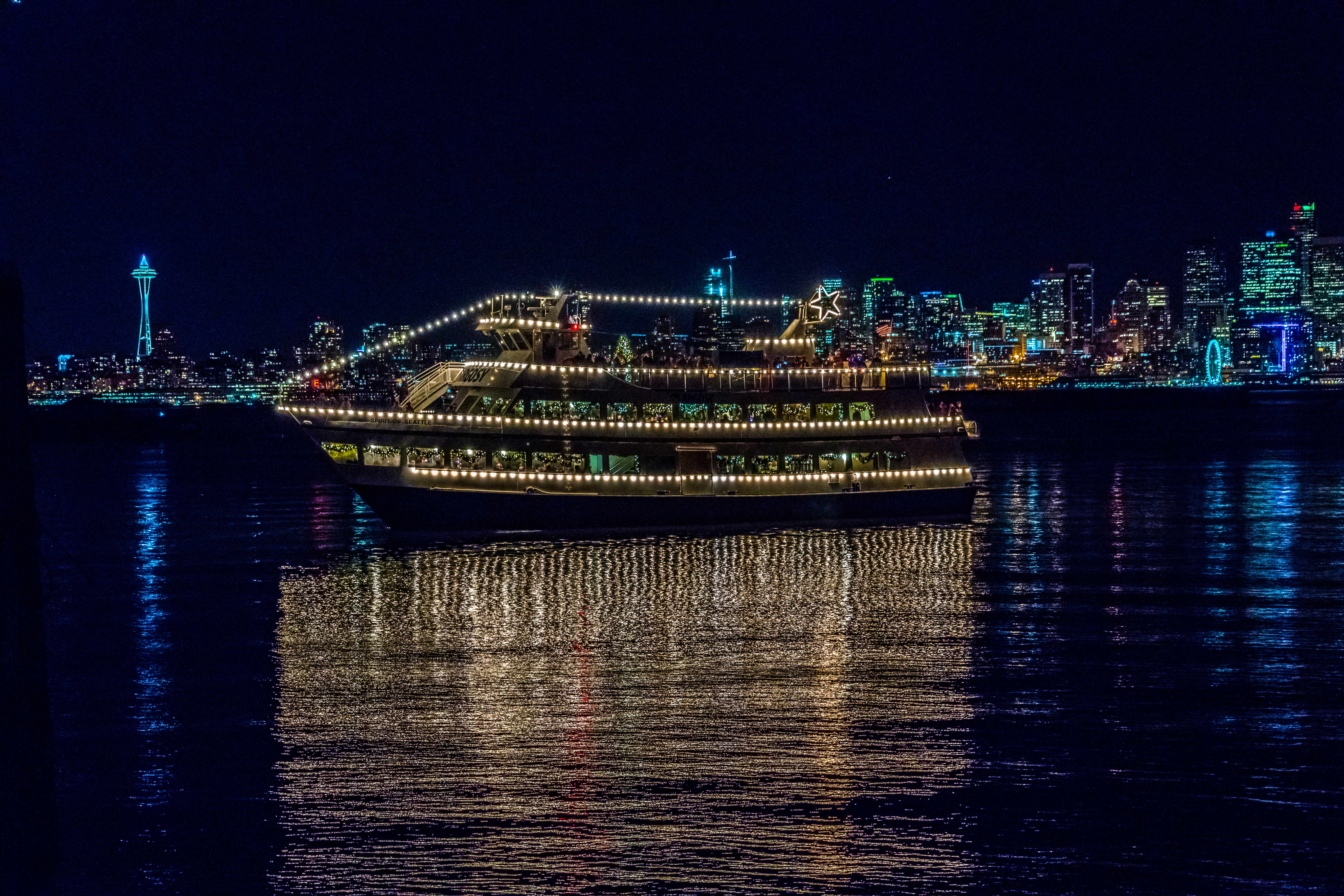 Die festlich beleuchtetet Spirit of Seattle
