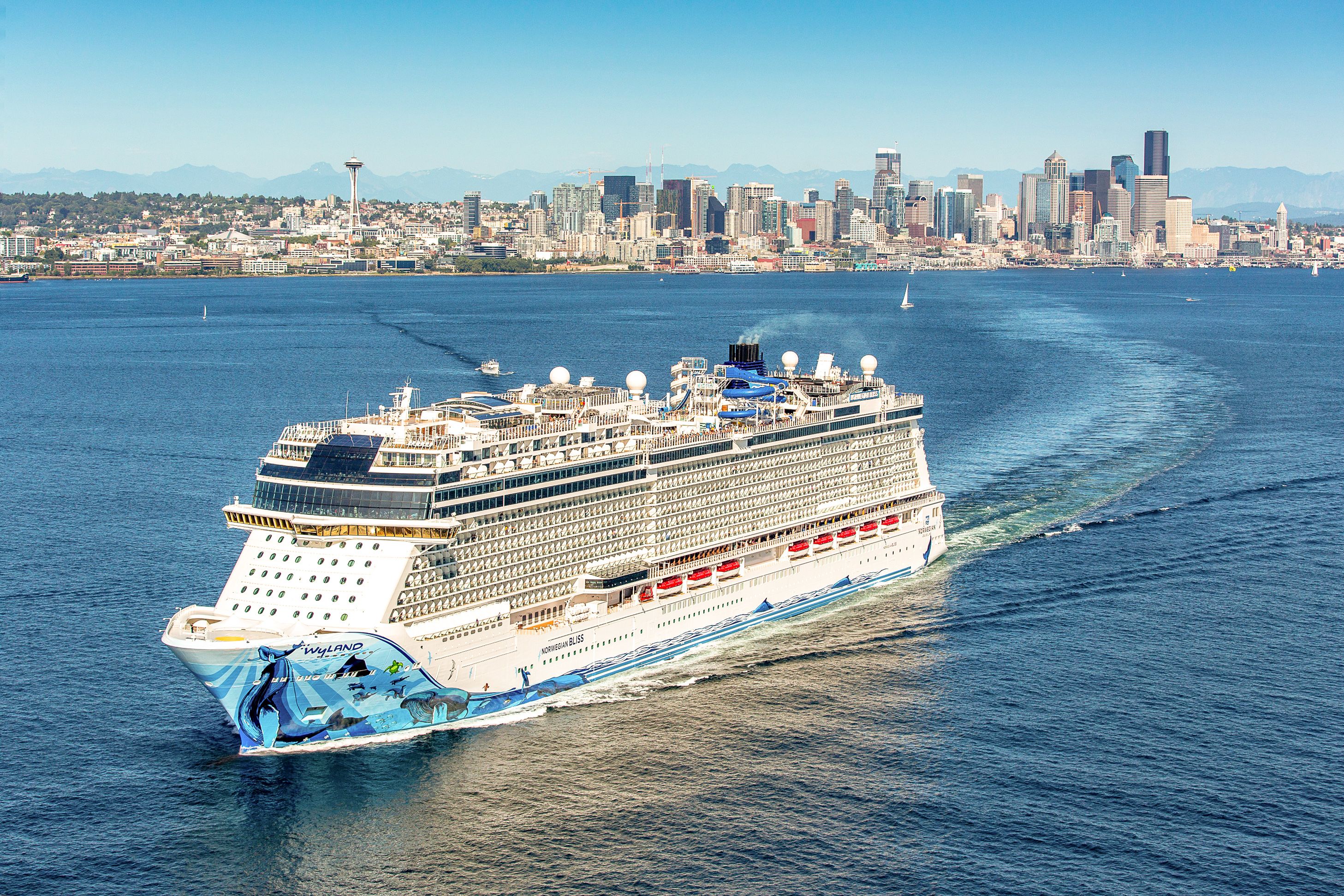 Die Norwegian Bliss von NCL bei der Abfahrt vom Bell Street Pier Cruise Terminal in Seattle