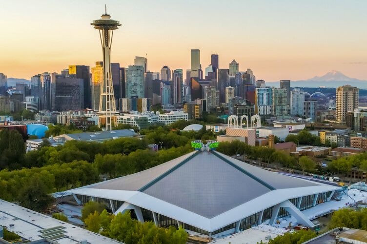 Blick auf Queen Anne mit der Climate Pledge Arena