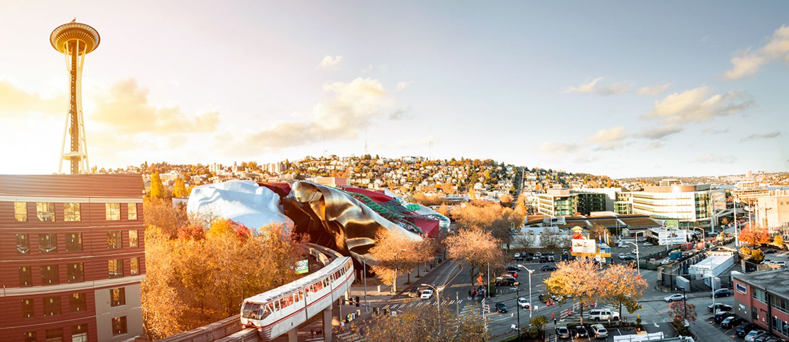 Eine Monorail Bahn fÃ¤hrt in das Museum of Pop Culture in Seattle
