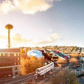 Eine Monorail Bahn fÃ¤hrt in das Museum of Pop Culture in Seattle