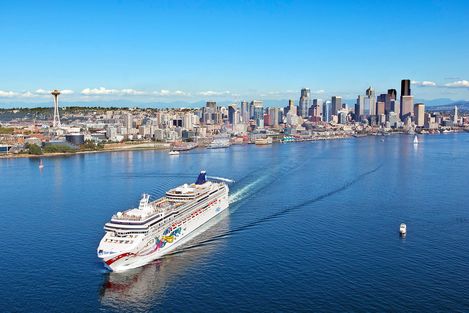Die Norwegian Jewel verlaesst das Bell Street Pier Cruise Terminal