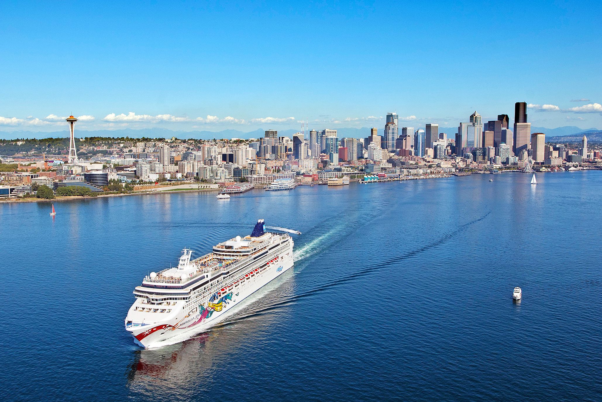 Die Norwegian Jewel verlaesst das Bell Street Pier Cruise Terminal