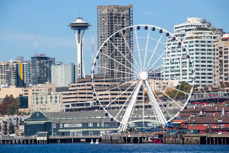 Skyline mit Riesenrad von Waterfront in Seattle