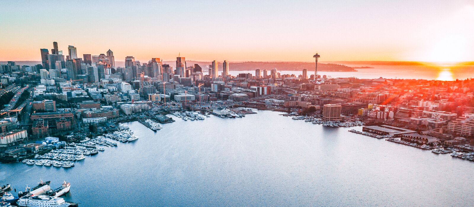 Die vom Sonnenuntergang getrÃ¤nkte Skyline von Seattle