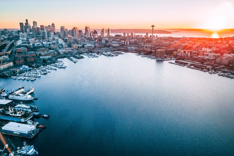 Die vom Sonnenuntergang getrÃ¤nkte Skyline von Seattle