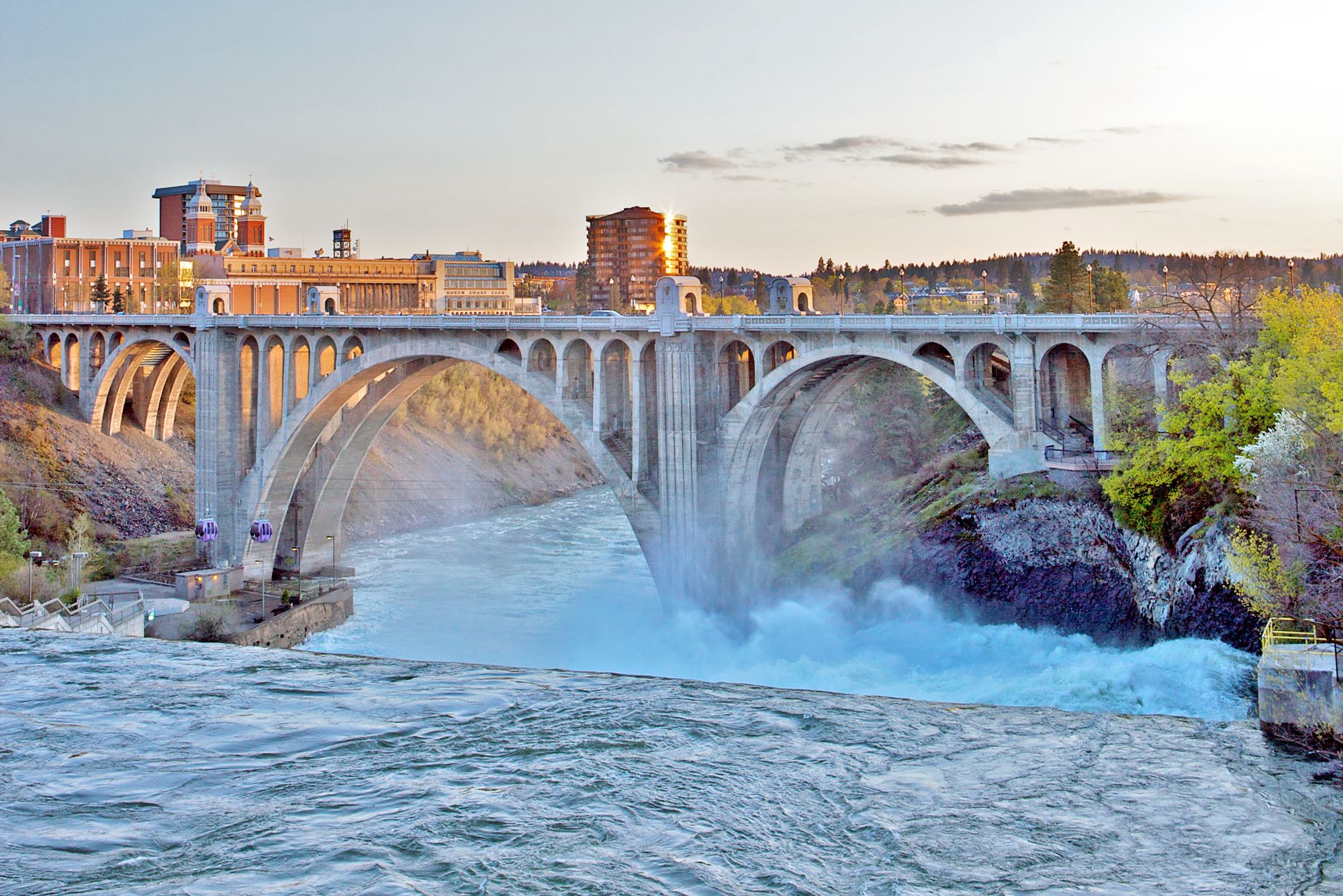 Spokane Falls mit der Monroe Street Bridge