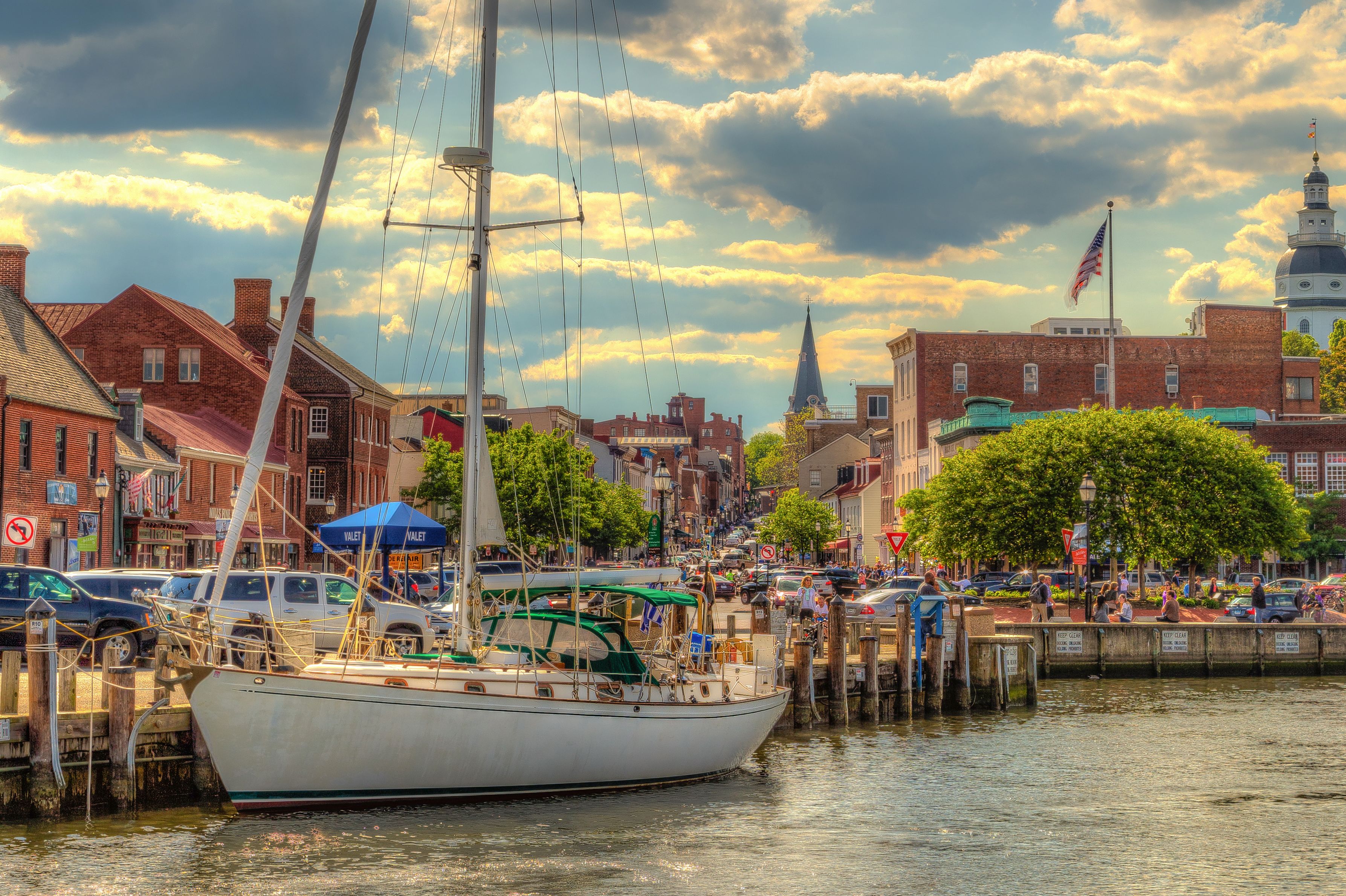 Der Hafen von Annapolis in Maryland bei Sonnenuntergang