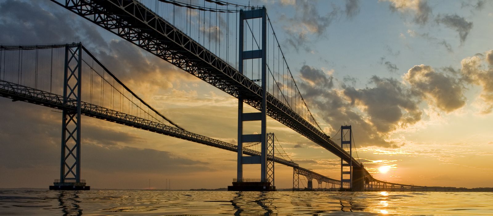Die Chesapeake Bay Bridge im US-Bundesstaat Maryland bei Sonnenuntergang