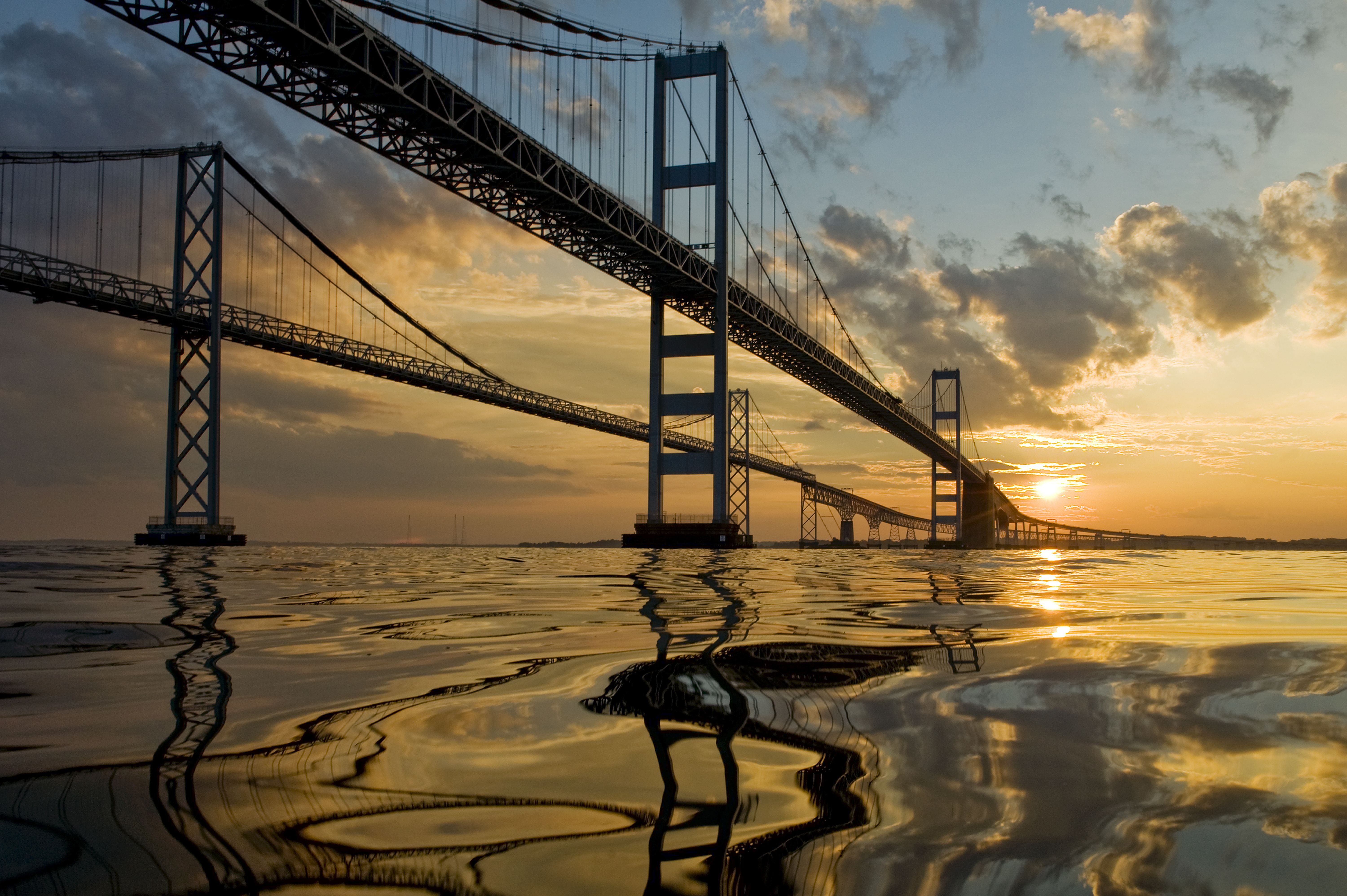 Die Chesapeake Bay Bridge im US-Bundesstaat Maryland bei Sonnenuntergang