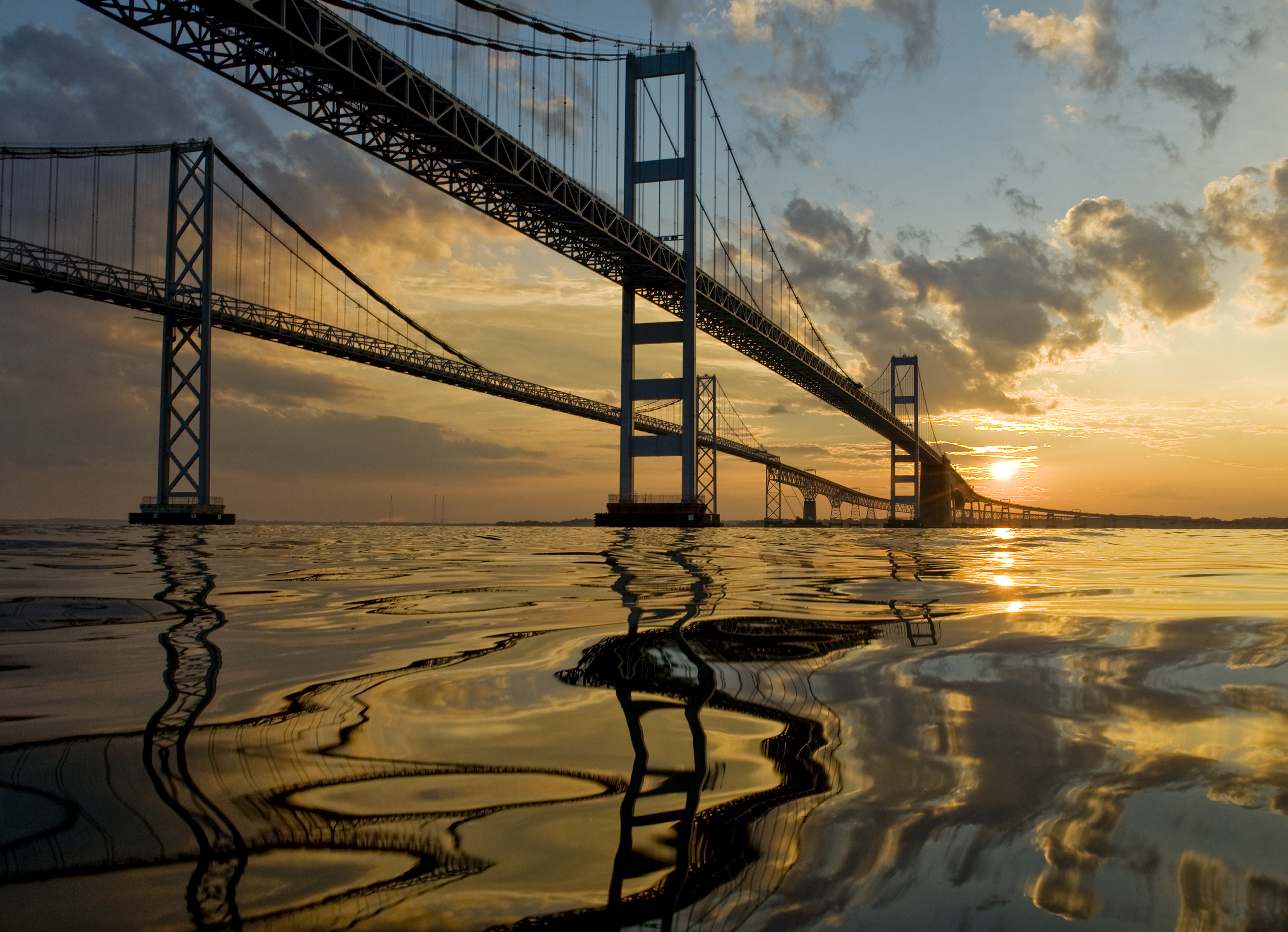 Die Chesapeake Bay Bridge im US-Bundesstaat Maryland bei Sonnenuntergang