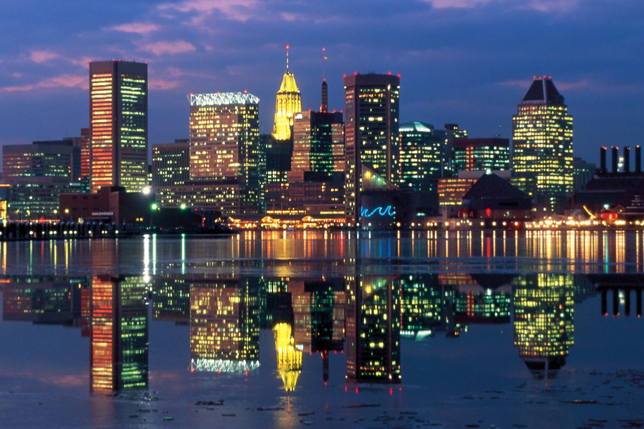 Naechtliche Skyline von Baltimore