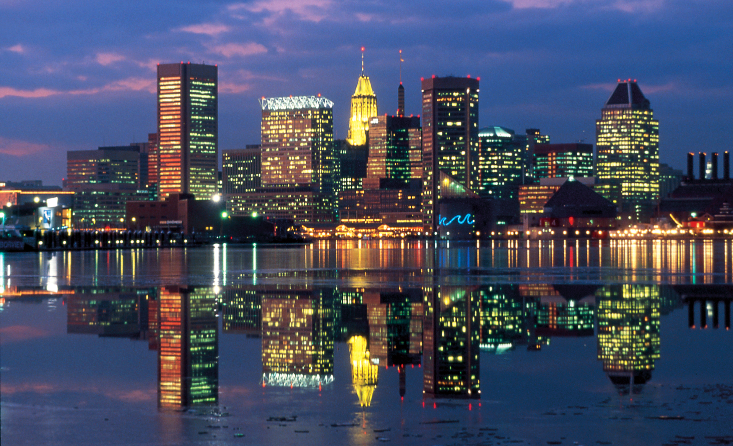 Naechtliche Skyline von Baltimore