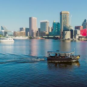 Interessantes Water Taxi fährt durch Baltimore