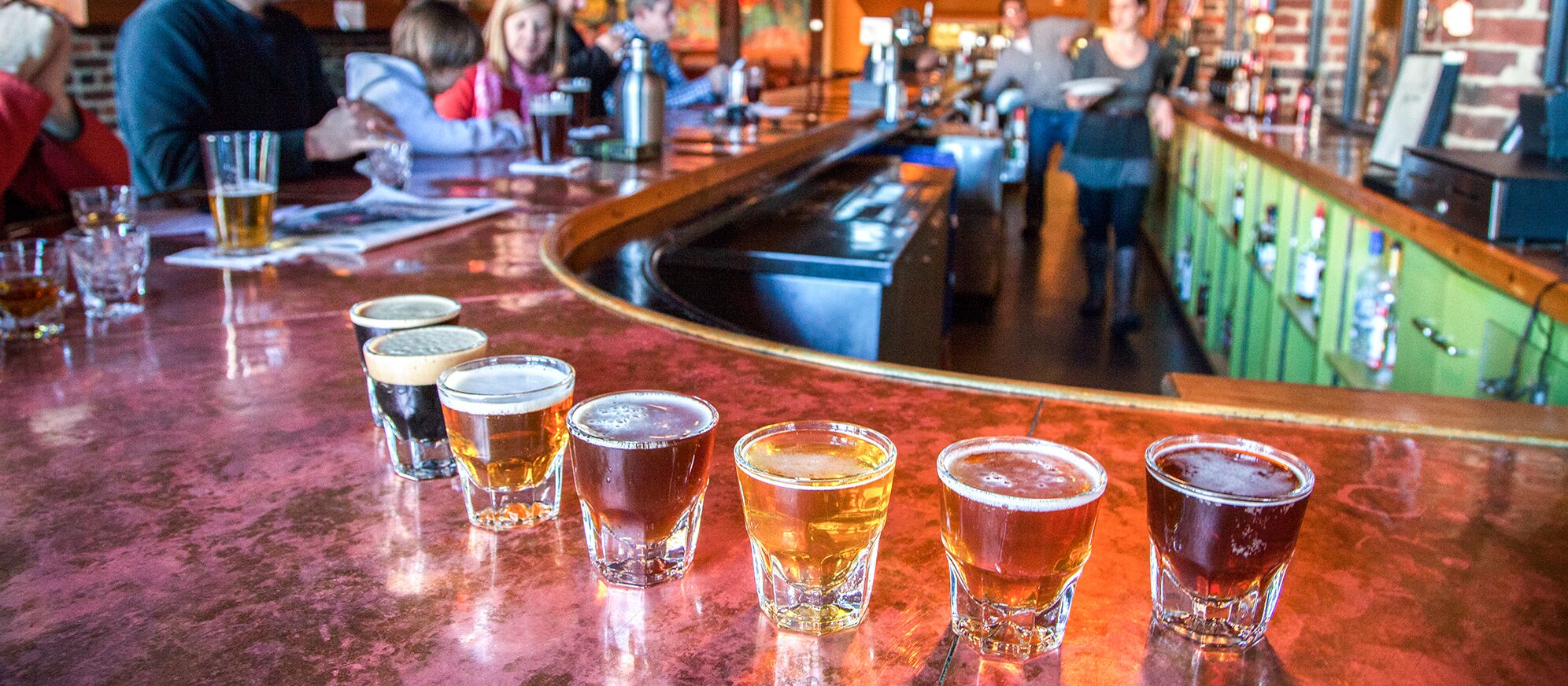 Bierverkostung in einer Bar in Virginia Bierverkostung in einer Bar in Virginia