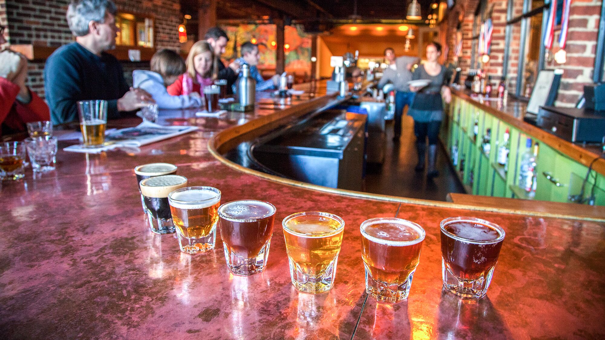 Bierverkostung in einer Bar in Virginia