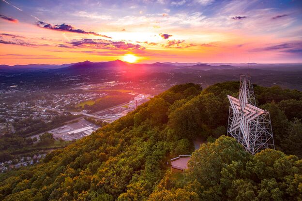 Aussicht vom Roanoke Star bei Sonnenaufgang in Virginia