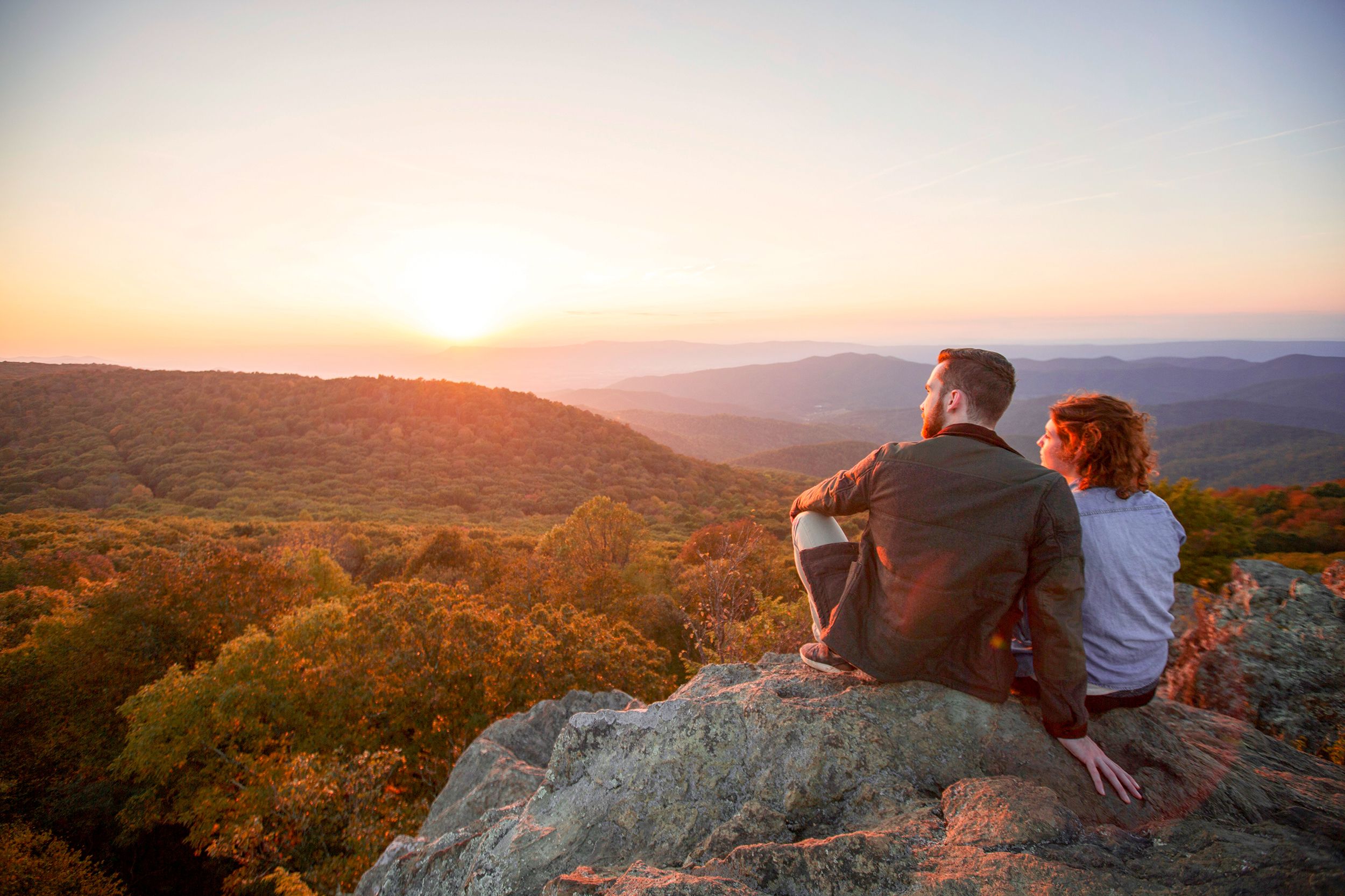 Ein Paar im Shenandoah Nationalpark in Virginia