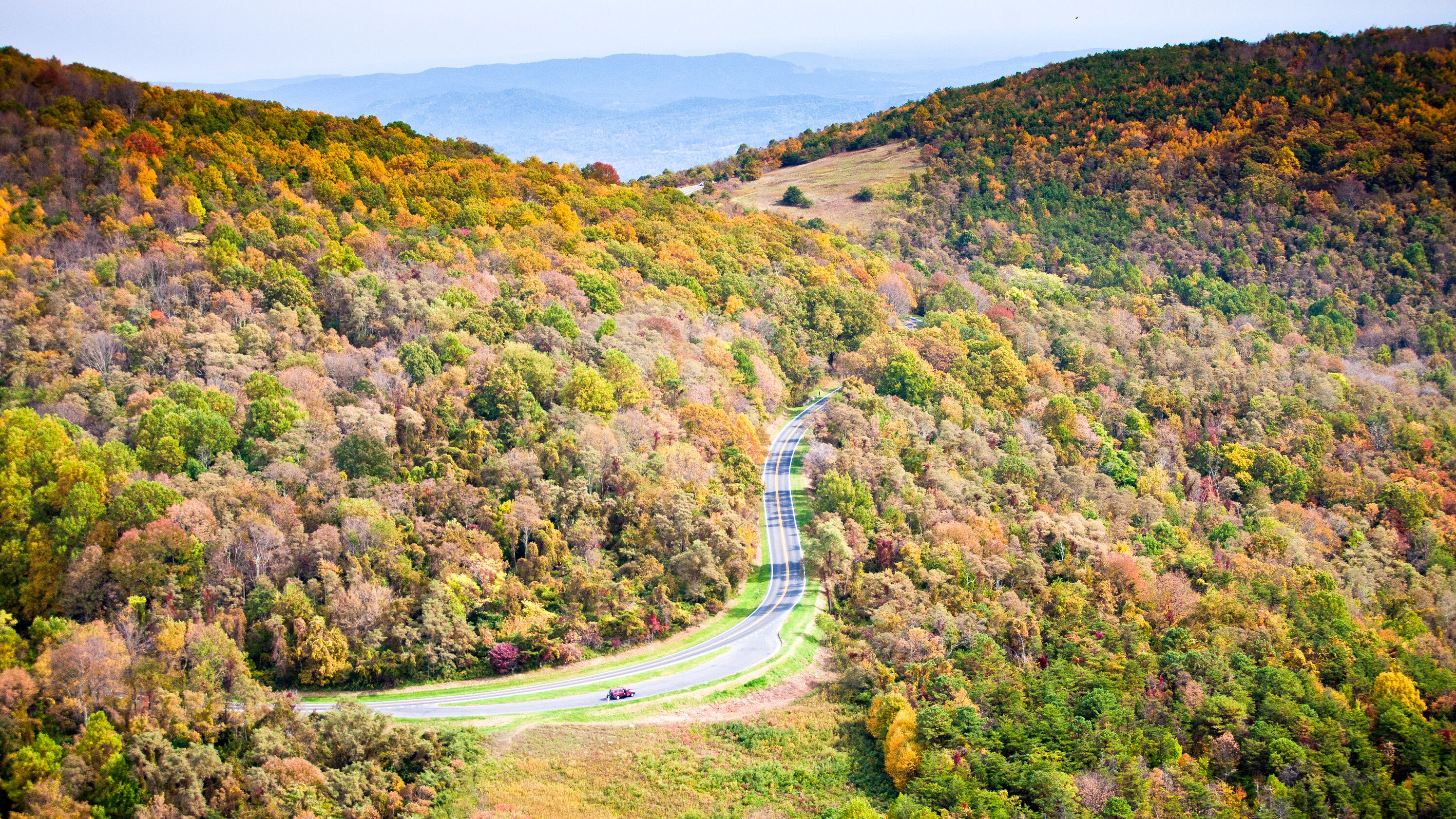 Im Herbst unterwegs auf dem Skyline Drive in Virginia Im Herbst unterwegs auf dem Skyline Drive in Virginia