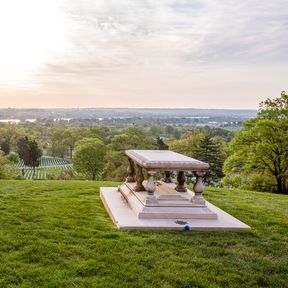 Das Grab von Pierre L'Enfant auf dem Nationalfriedhof in Arlington, Virginia