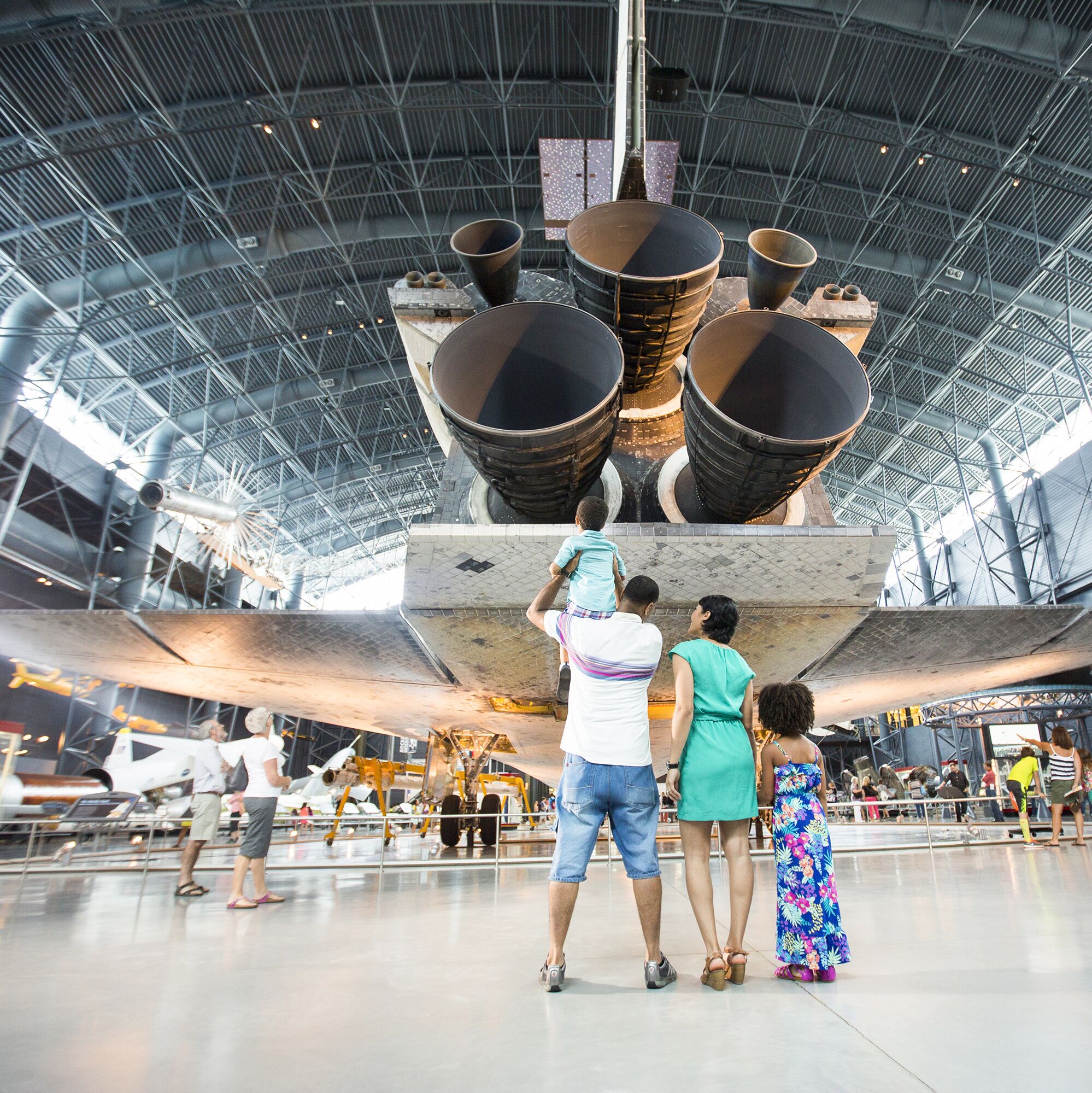 Familie vor einem Spaceshuttle im Udvar-Hazy-Center in Fairfax