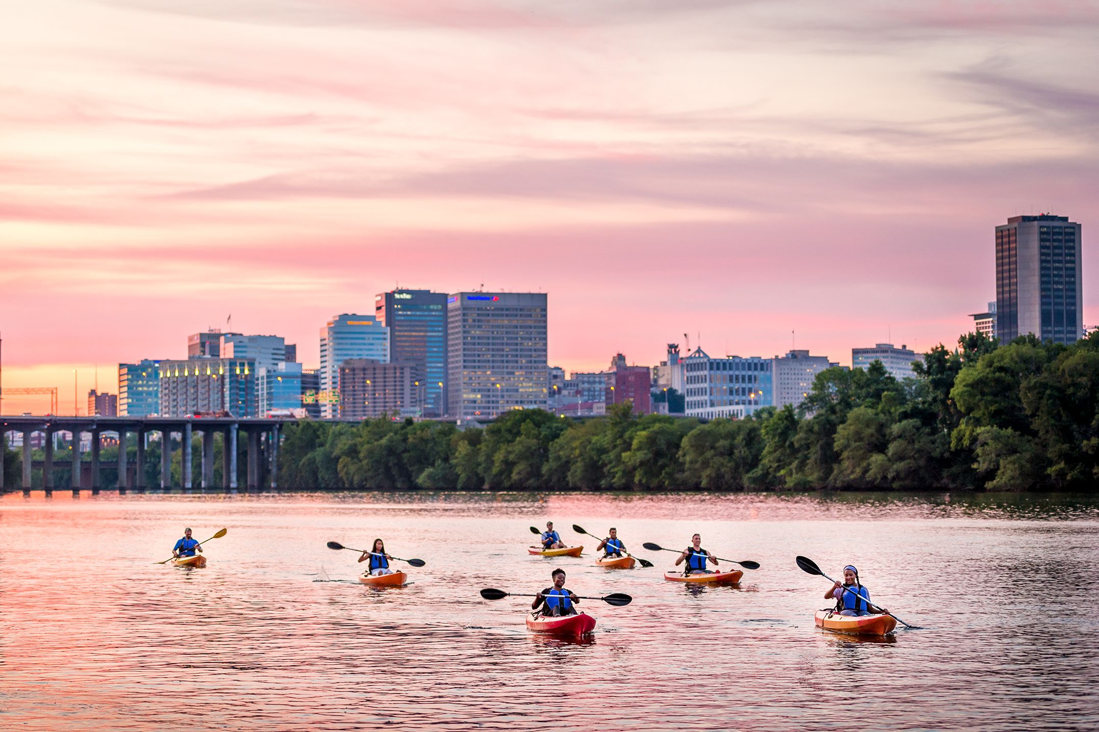 Bei Sonnenuntergang mit dem Kajak auf dem James River in Richmond, Virginia