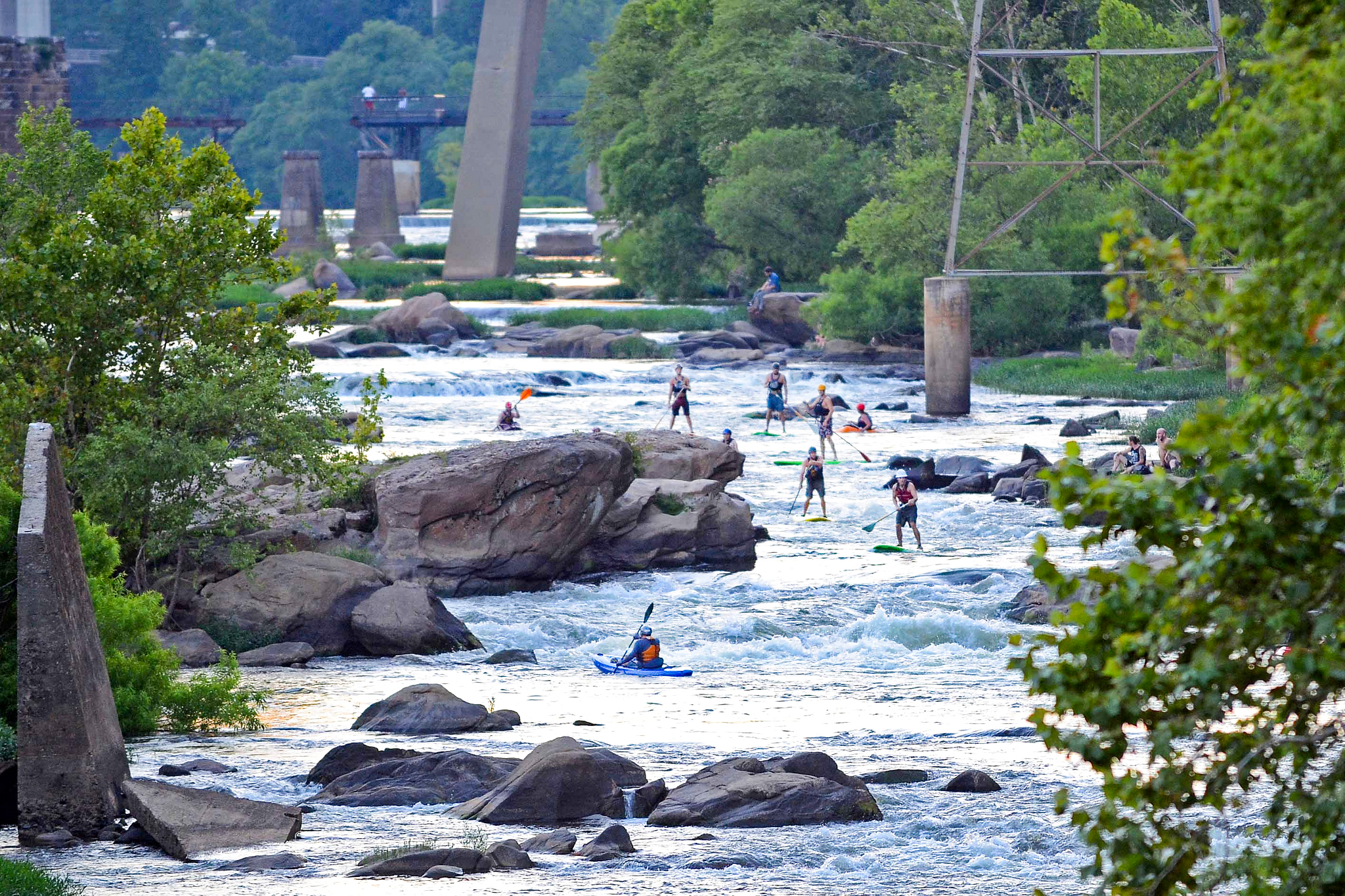 Stand Up Paddeling Raft auf dem James River in Richmond, Virginia