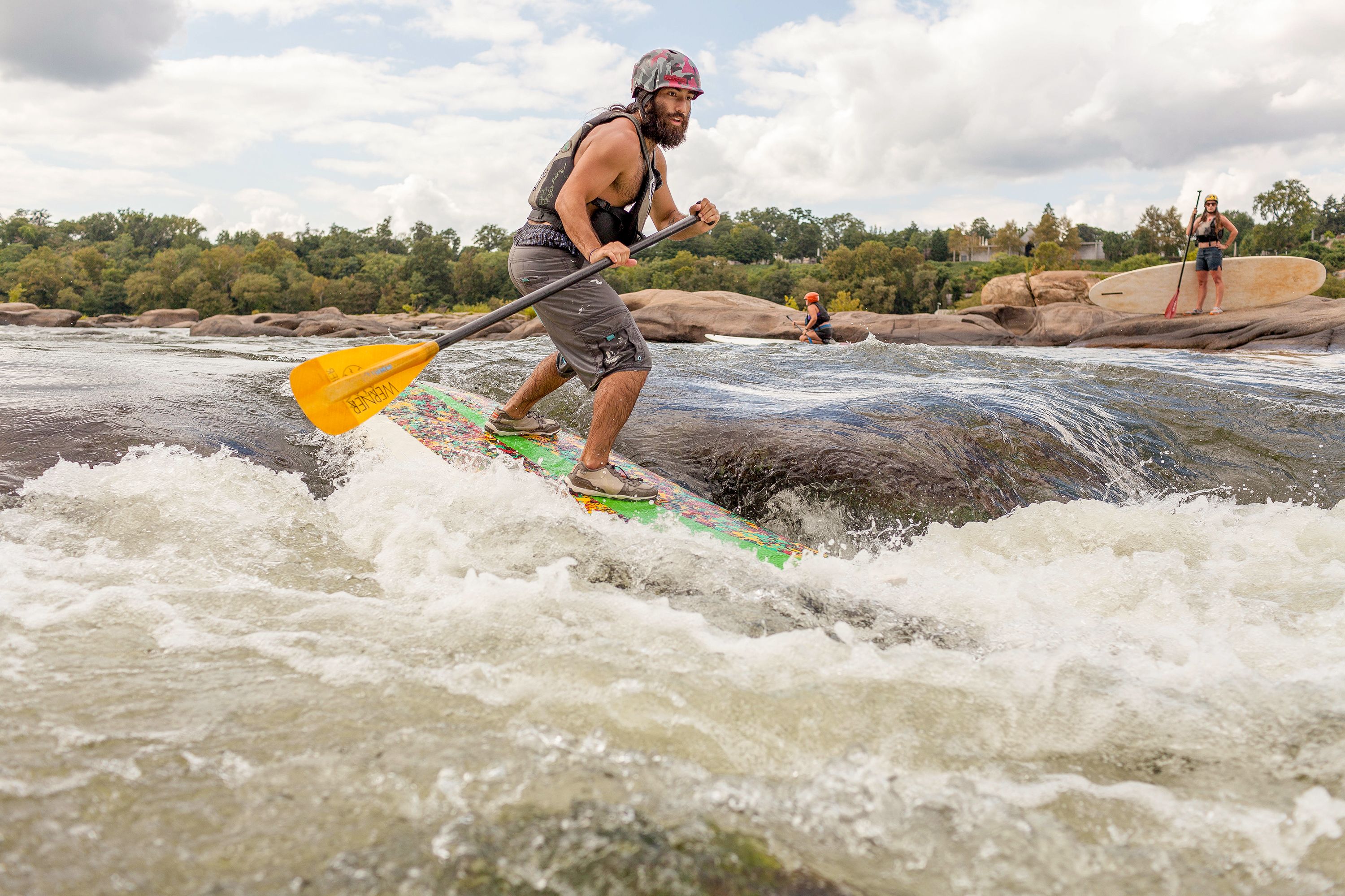 Mit dem Stand Up Paddel durch Wildwasser auf dem James River in Richmond, Virginia