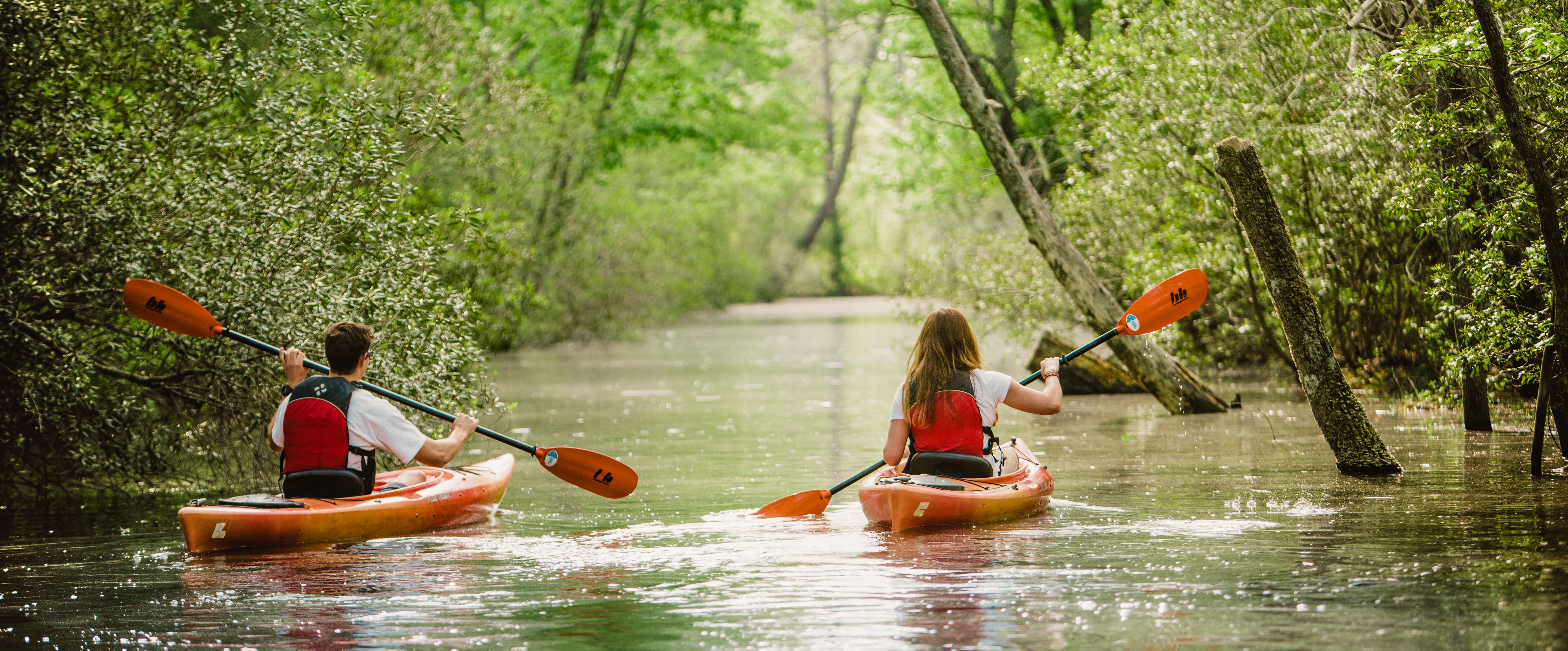 Zwei Kayakfahrer in einem Park in Virginia Beach, Virginia