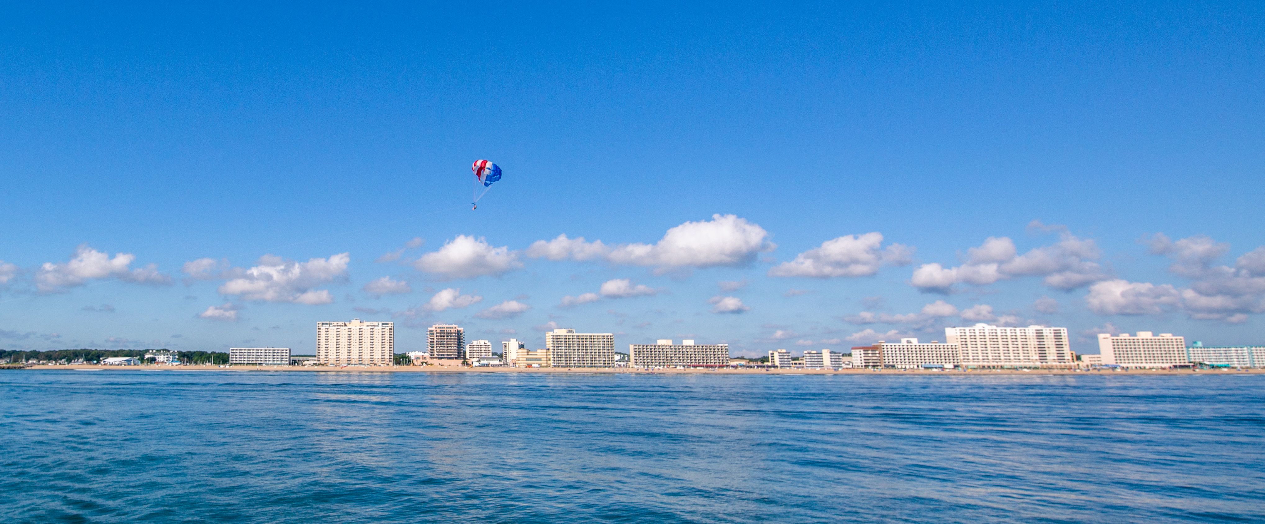 Ein Paraglider über der Skyline von Virginia Beach, Virginia