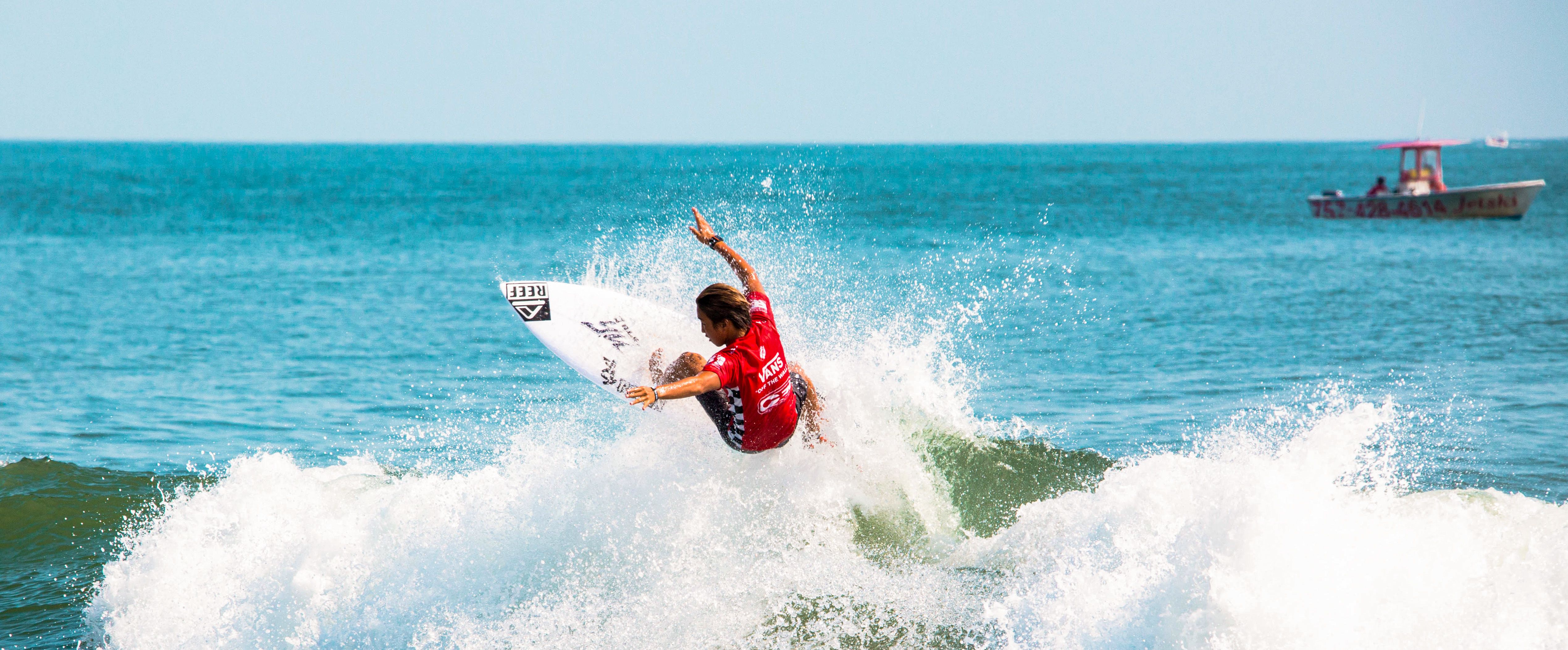 Surfer vor der Küste von Virginia Beach. Virginia