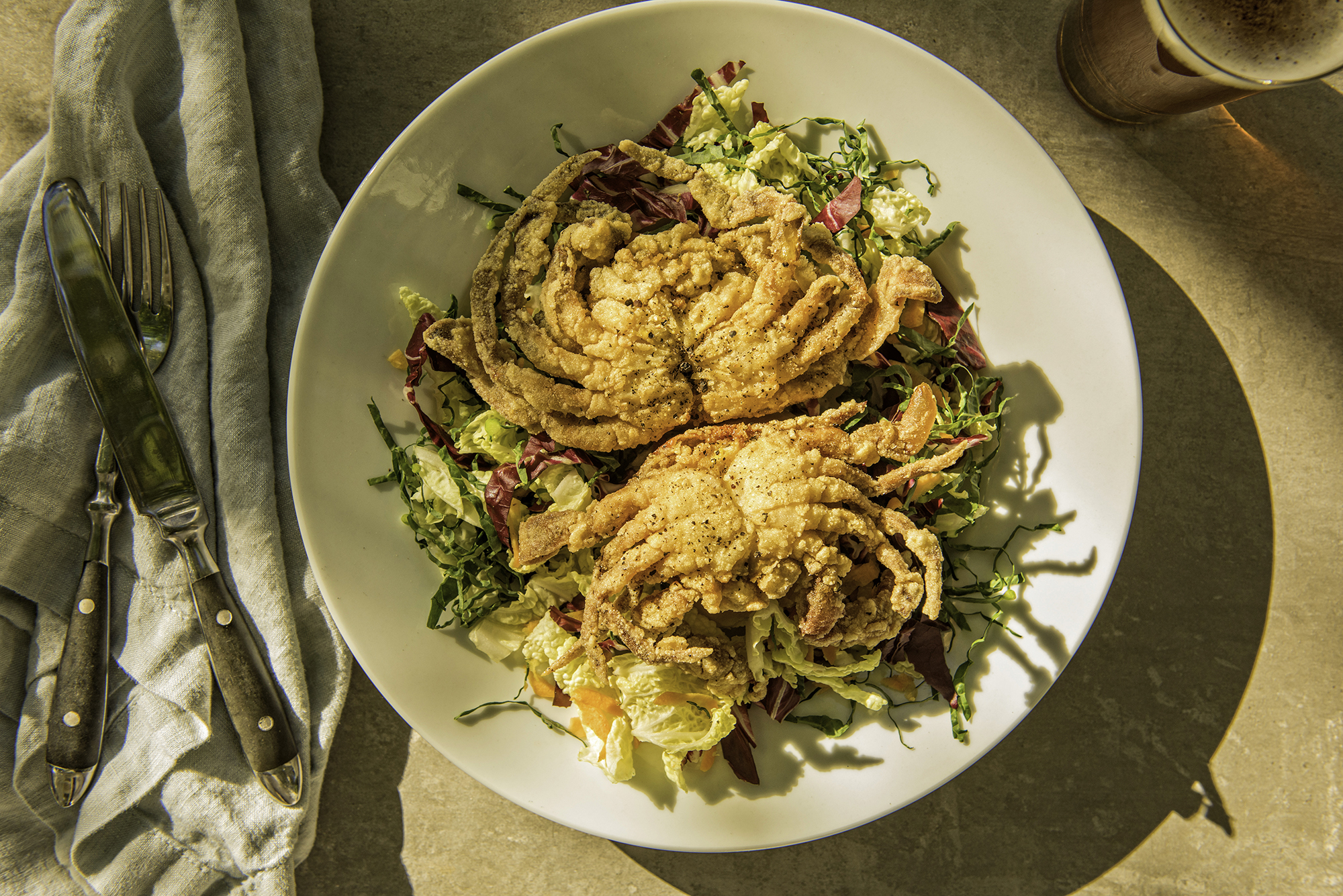 Eine Weichpanzerkrabbe auf einem Salat