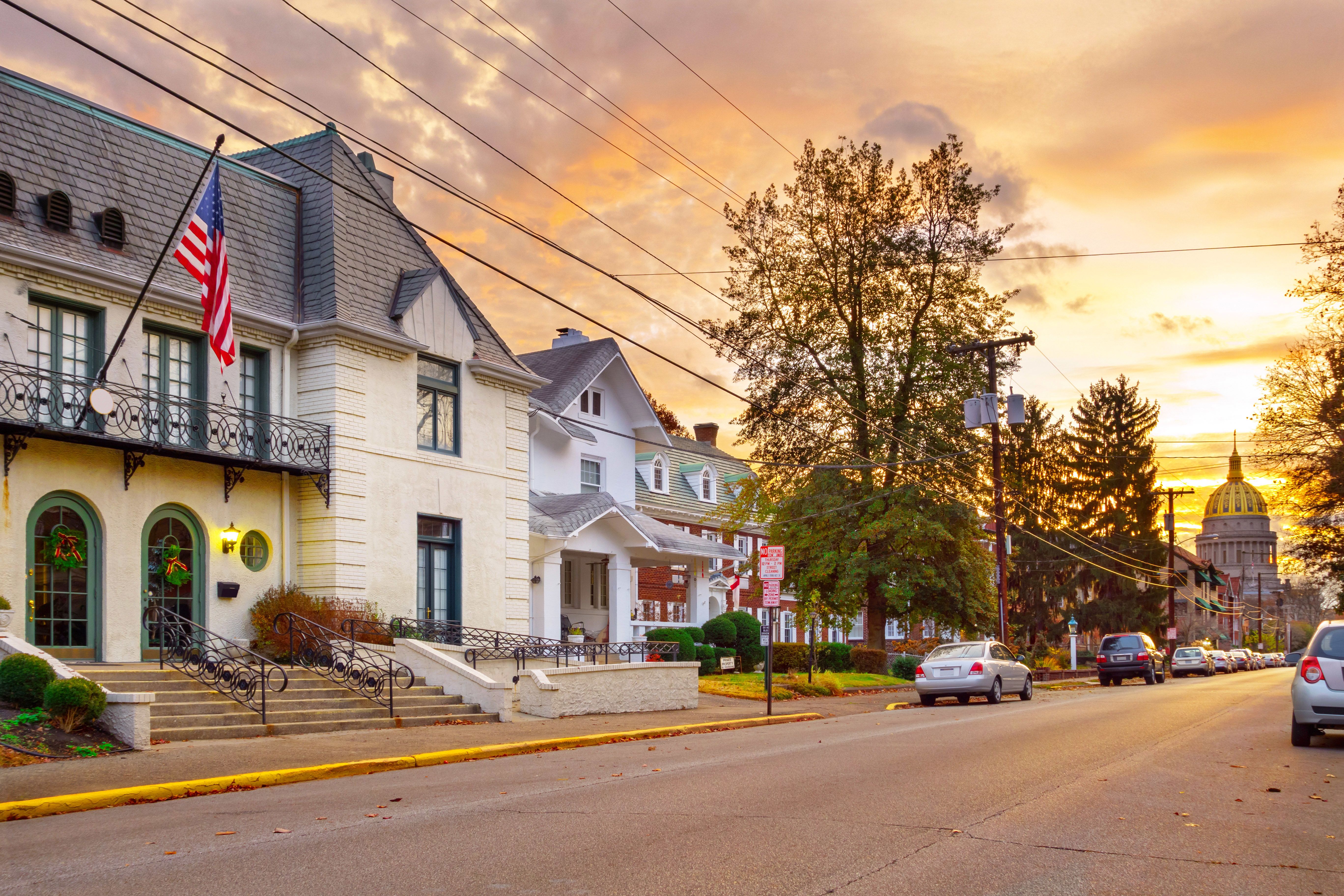 Die Residential Street in Downtown Charleston, West Virginia mit dem Capitol Building im Hintergrund