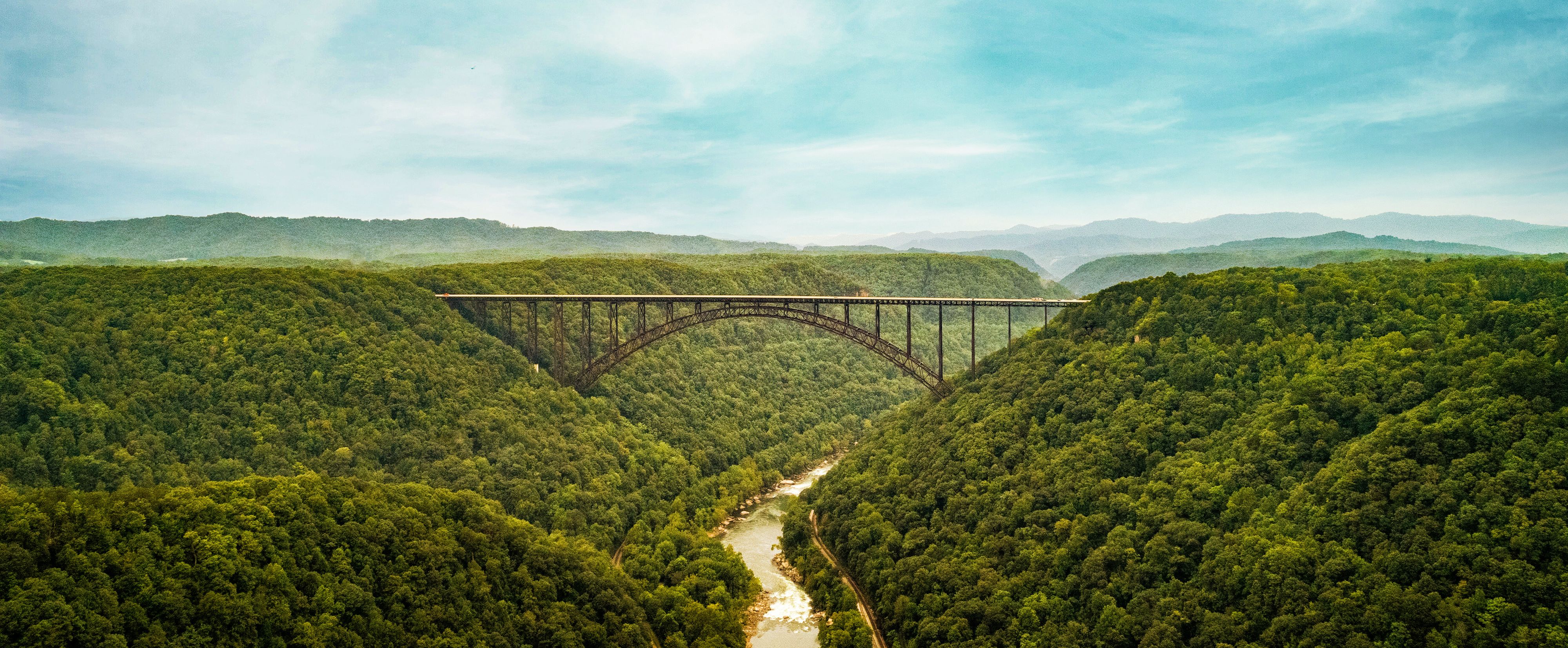 Die New River Gorge Bridge inmitten der bewaldeten Landschaft