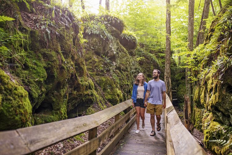 Ein Paar bestaunt auf einer Wander-Tour die Natur West Virginias