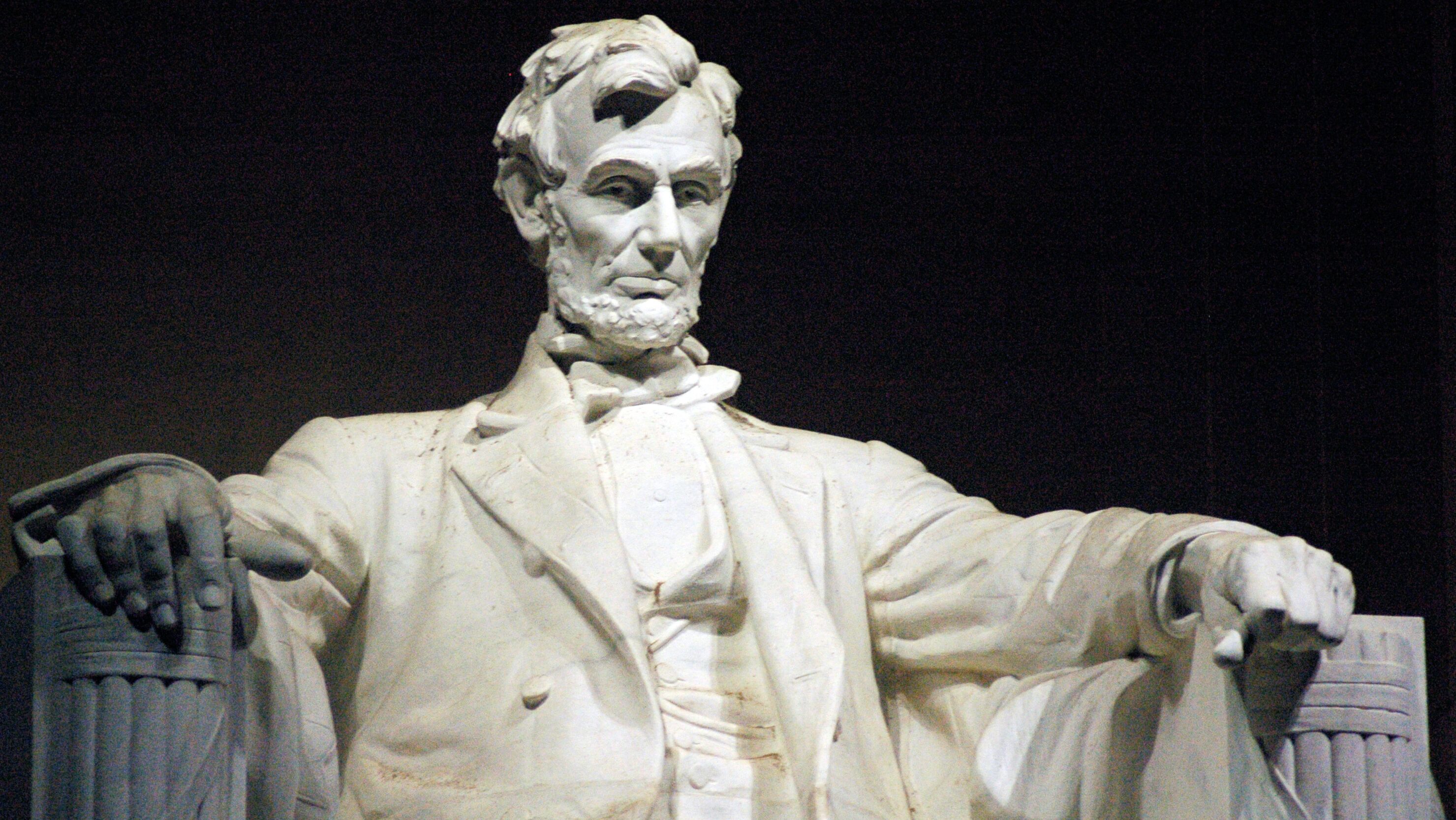 Die Skulptur Abraham Lincolns in Washington D.C. Die riesige Marmorskulptur von Abraham Lincoln im Lincoln Memorial in Washington D.C.
