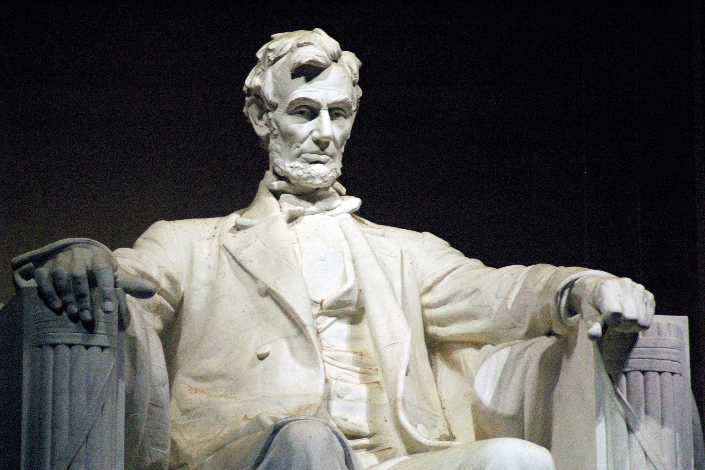 Die riesige Marmorskulptur von Abraham Lincoln im Lincoln Memorial in Washington D.C.