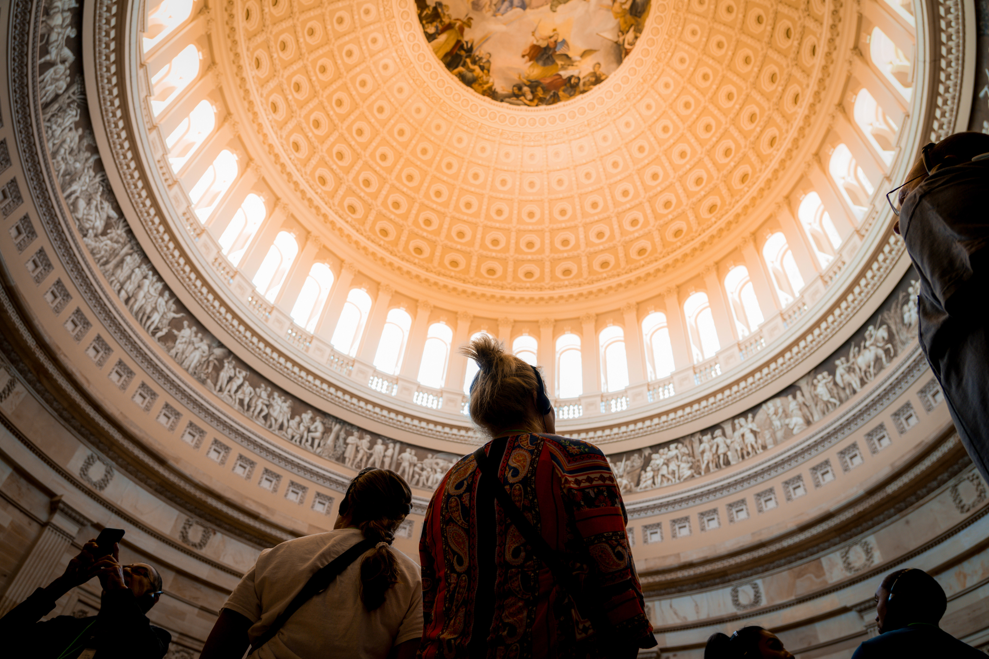 Menschen bestaunen das Fresko in der Kuppel des Kapitols