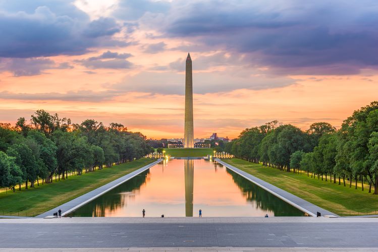Das Washington Monument im Licht des Sonnenuntergangs