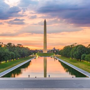 Das Washington Monument im Licht des Sonnenuntergangs