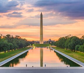 Das Washington Monument im Licht des Sonnenuntergangs
