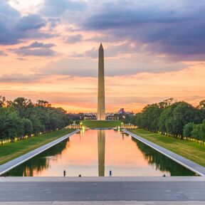 Das Washington Monument im Licht des Sonnenuntergangs