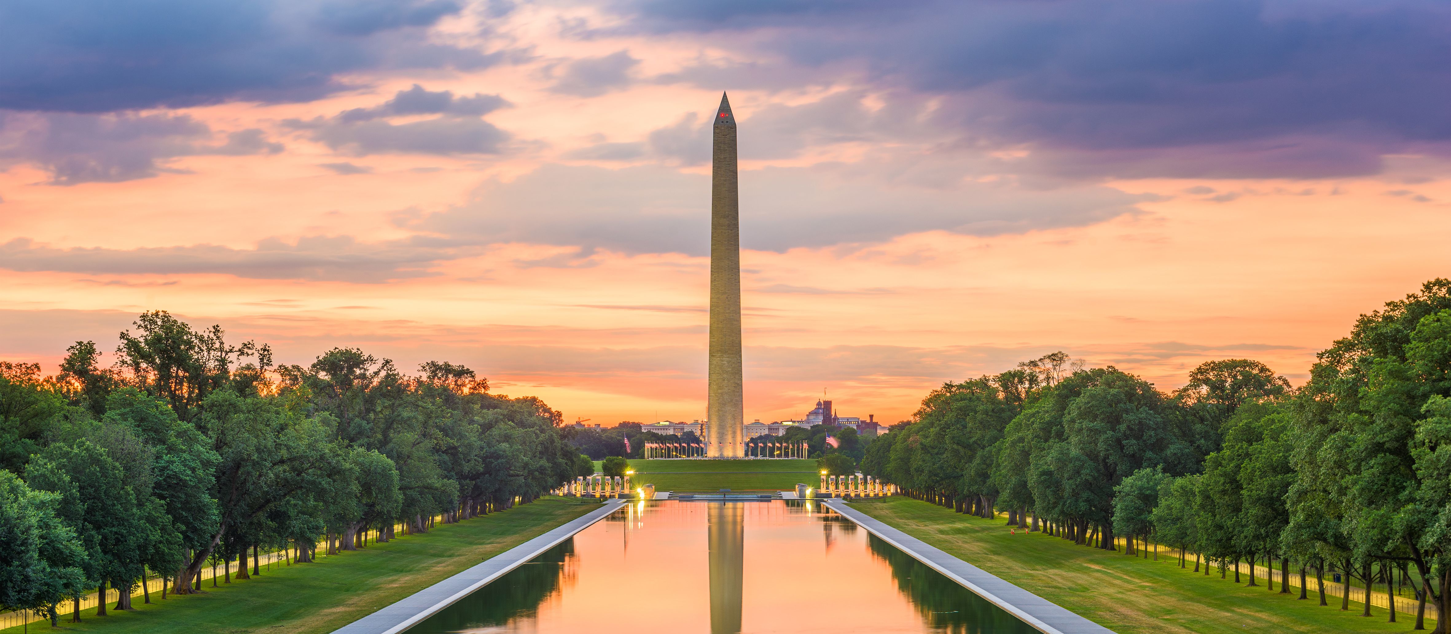 Das Washington Monument im Licht des Sonnenuntergangs