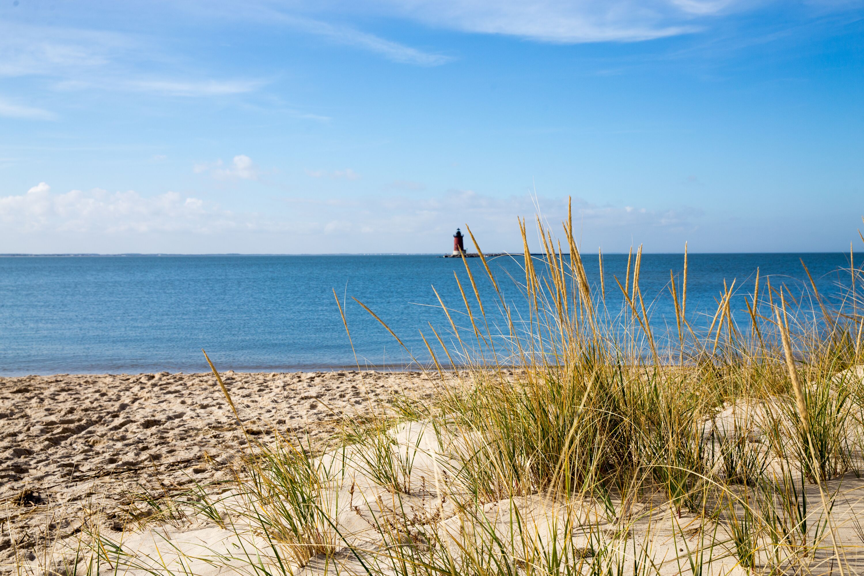 Der Blick vom Strand auf den Leuchtturm