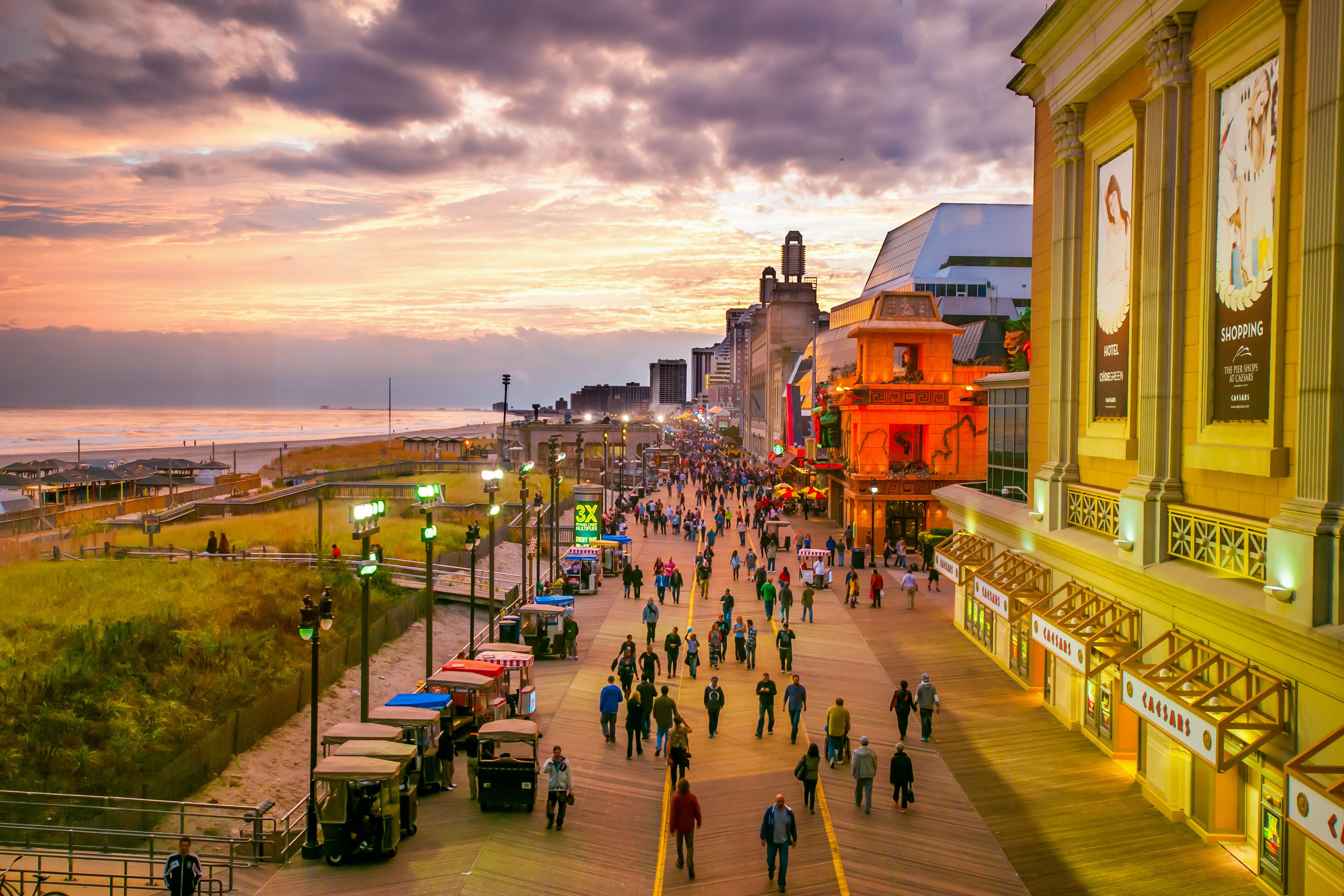 Blick auf den belebten Boardwalk und die Skyline von Atlantic City, New Jersey